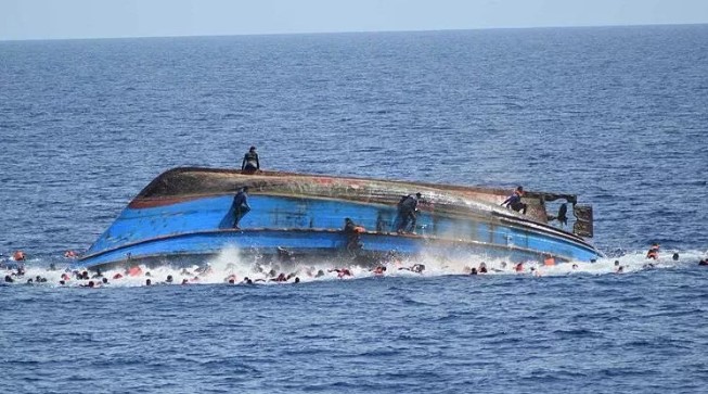Passenger boat sinks in India: 3 dead, 17 missing