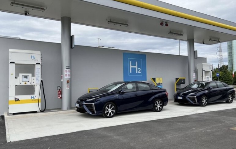 The largest hydrogen refueling station in Italy