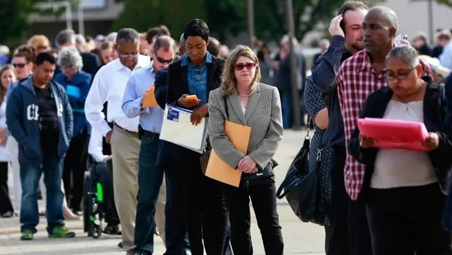 U.S. jobless claims fall below expectations