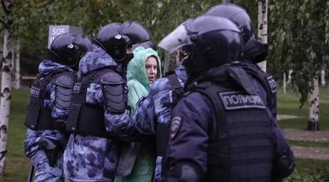 Protests against Ukraine war in Russia: Hundreds more detained