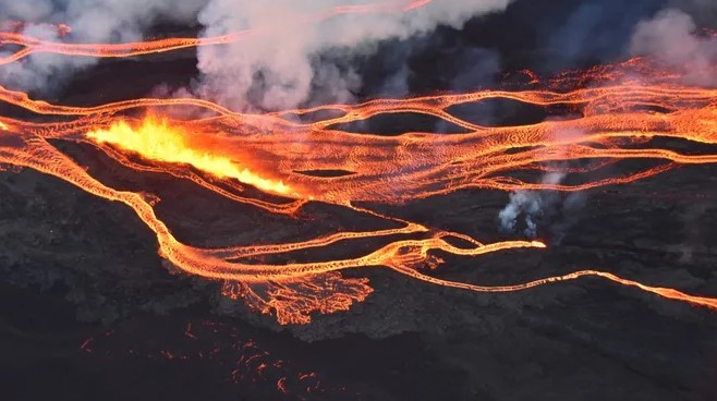 Mauna Loa volcano erupts after 38 years