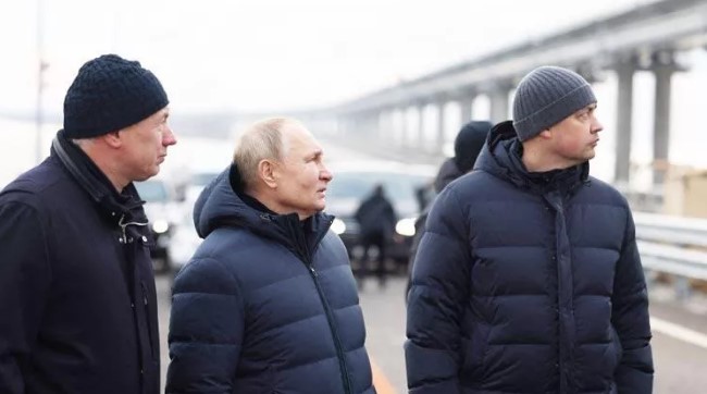 Putin reopens the Crimean bridge to traffic