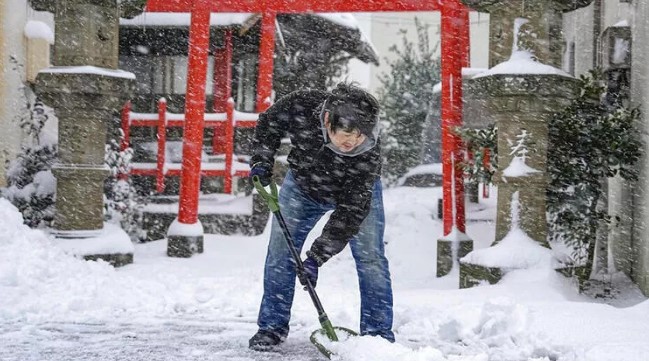 Snow captivity in Japan: Hundreds of vehicles stranded on roads