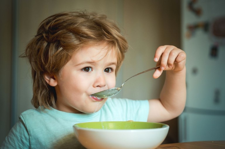 Children: tips for teaching them to eat on their own