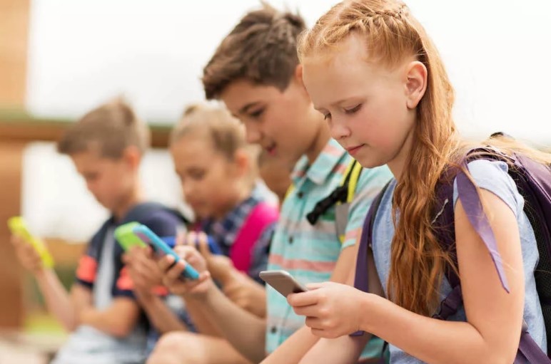 Mobile phone for children: when to give it away?